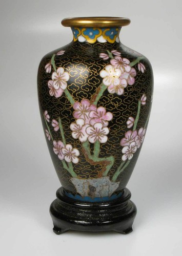 Cloisonne vase auf holzsockel - cloisonne,