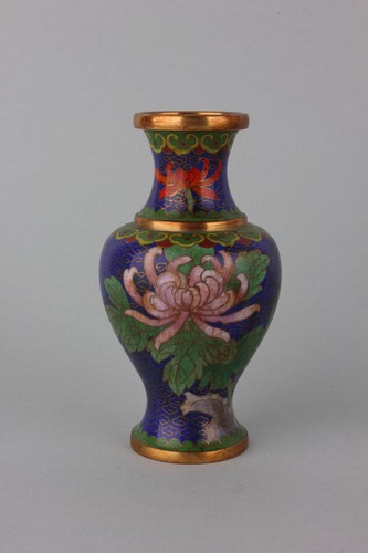Emaillierte vase mit blüten - mit,